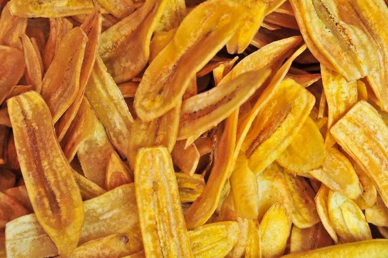 Banana Chips <br> <div style="font-weight: 100;"> Un Snack Tropical con un Toque Moderno </div>